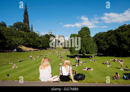 Estate Tempo caldo porta molte persone nei giardini di Princes Street di Edimburgo, in Scozia, Regno Unito