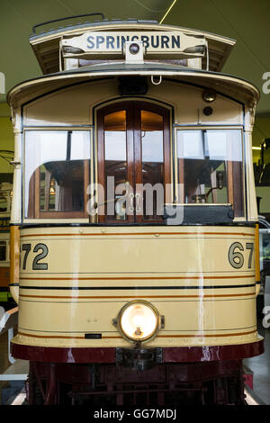 Il vecchio tram di Glasgow sul display al Riverside Transport Museum di Glasgow, Scotland, Regno Unito Foto Stock