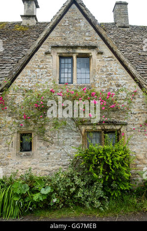 Arlington fila storica ex tessitori cottages in Bibury ,Gloucestershire, Cotswolds ,l'Inghilterra Foto Stock