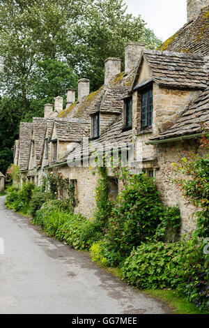 Arlington fila storica ex tessitori cottages in Bibury ,Gloucestershire, Cotswolds ,l'Inghilterra Foto Stock