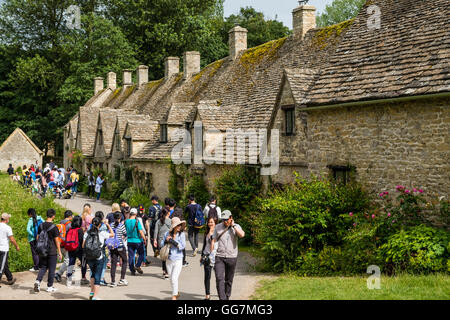 Molti turisti asiatici in visita a Arlington fila storica ex tessitori cottages in Bibury ,Gloucestershire, Cotswolds ,l'Inghilterra Foto Stock