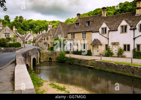 Vista del villaggio storico Castle Combe in Cotswolds nel Wiltshire, Inghilterra, Regno Unito Foto Stock