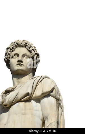 Antica statua in marmo di Dioskouri alla sommità della monumentale balaustra in Campidoglio, Roma (senza sfondo) Foto Stock