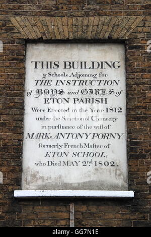 Marcatura di placca primo sito di Eton Porny Scuola, High Street, Eton, Berkshire, Inghilterra, Gran Bretagna, Regno Unito, Gran Bretagna, Europa Foto Stock