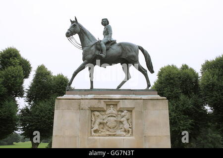 Statua equestre della Regina Elisabetta II che guarda verso il basso Queen Anne's Ride al Castello di Windsor, Windsor Great Park, England, Regno Unito Foto Stock