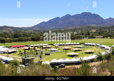 Vista sul festival ground al 2016 Stellenbosch Wine Festival con le montagne sullo sfondo Foto Stock