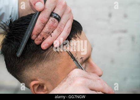 Immagine ravvicinata di uomo come ottenere il suo taglio di capelli Foto Stock