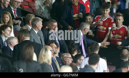 Inghilterra manager Sam Allardyce con David Moyes (sinistra) e il sir Alex Ferguson (destra) nelle gabbie durante Wayne Rooney il testimonial a Old Trafford, Manchester. Stampa foto di associazione. Picture Data: Mercoledì 3 Agosto 2016. Vedere PA storia SOCCER Man Utd. Foto di credito dovrebbe leggere: Peter Byrne/filo PA. Restrizioni: solo uso editoriale nessun uso non autorizzato di audio, video, dati, calendari, club/campionato loghi o 'live' servizi. Online in corrispondenza uso limitato a 75 immagini, nessun video emulazione. Nessun uso in scommesse, giochi o un singolo giocatore/club/league pubblicazioni. Foto Stock