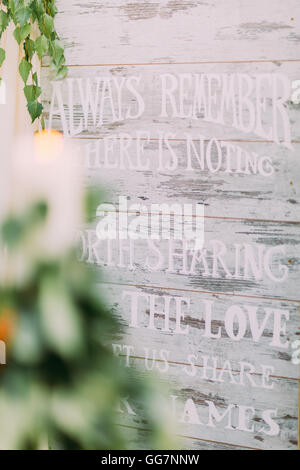 Concetto di immagine dell'amore preventivo motivazionale scritto a mano su vintage verniciato parete in legno Foto Stock