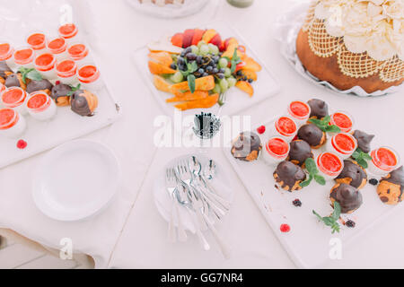 Elegante tavolo dolce con tortine, torta pops sulla cena o festa evento Foto Stock