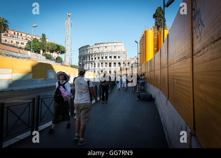 Roma, Italia. 03 Ago, 2016. Via dei Fori Imperiali, con una vista del Colosseo. Massima sicurezza il terrorismo intorno al Colosseo come parte delle nuove misure anti-terrorismo dopo gli attentati di questi periodi di Nizza in Francia, a Monaco di Baviera in Germania, il Colosseo nel controllo da parte dell'Esercito Italiano, ha delle forze dell'ordine per impedire eventuali atti di terrorismo. © Andrea Ronchini/Pacific Press/Alamy Live News Foto Stock