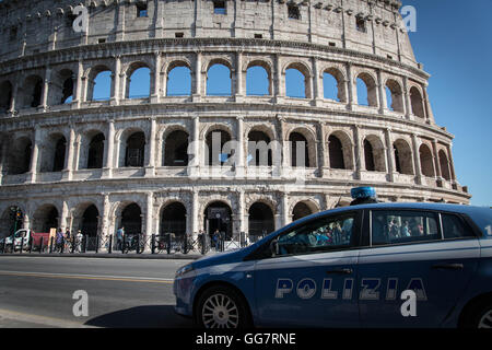 Roma, Italia. 03 Ago, 2016. Colosseo con la presenza delle forze dell'ordine. Massima sicurezza il terrorismo intorno al Colosseo come parte delle nuove misure anti-terrorismo dopo gli attentati di questi periodi di Nizza in Francia, a Monaco di Baviera in Germania, il Colosseo nel controllo da parte dell'Esercito Italiano, ha delle forze dell'ordine per impedire eventuali atti di terrorismo. © Andrea Ronchini/Pacific Press/Alamy Live News Foto Stock