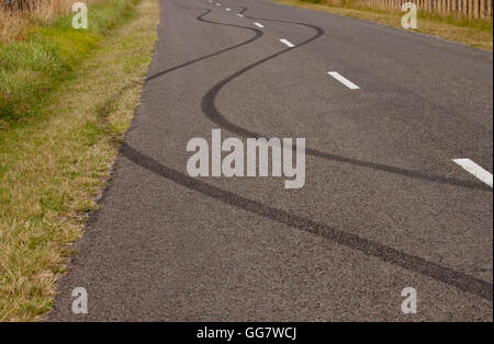 Pneumatico segni di slittamento su strada Foto Stock