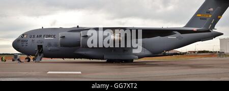 Air Force C-17 Globemaster III piano di carico su una pista Foto Stock