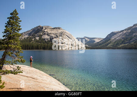 Bambino la pesca in Lago Tenaya, vacanze estive divertente da fare nel Parco Nazionale di Yosemite Foto Stock