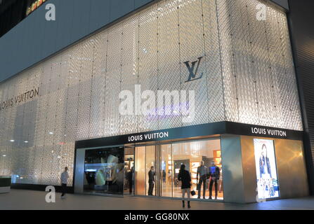 La gente acquista presso Louis Vutton shop in Nagoya in Giappone. Foto Stock