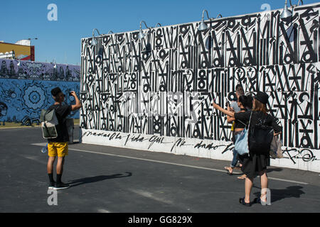 Brooklyn, Stati Uniti. 03 Ago, 2016. Coney pareti arte Host arte dello studente con il programma di prosperare collettiva e rinomato artista Marie Roberts. Brooklyn, New York Mercoledì, 03 agosto 2016. Credito: Angelo Zayas/Pacific Press/Alamy Live News Foto Stock