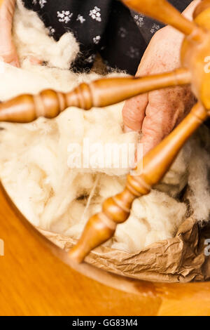 Dodo la filatura del cotone di forma tradizionale su un artigiani di mercato. Foto Stock