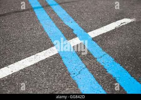 Blu a doppia linea di demarcazione sopra uno bianco su autostrada asfalto, closeup foto con messa a fuoco selettiva Foto Stock