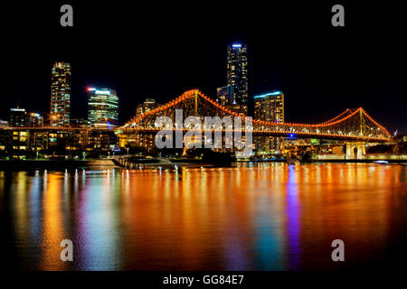BRISBANE, AUS - 28 Maggio 2016: panoramica e vibrante di vista sullo skyline di Brisbane con Story Bridge e il fiume durante la notte Foto Stock