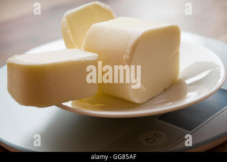 Blocchi di burro su una bilancia da cucina Foto Stock