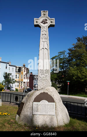 Memoriale di guerra al veterano la Piazza di San Giovanni, Terranova, Canada. La croce si erge in memoria dei caduti marescialli un Foto Stock