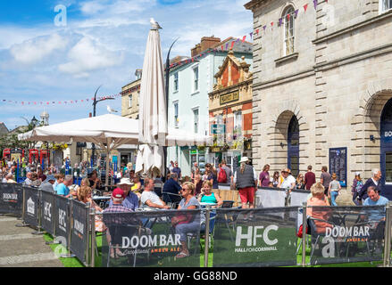 I visitatori di Truro in Cornovaglia, Regno Unito, utilizzando la outdoor cafe sul piazza Foto Stock