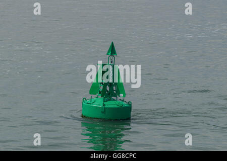 Un marcatore verde la boa nel Solent Foto Stock