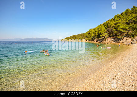 Isola di Cherso: spiaggia vicino al villaggio di Valun, costa istriana sul mare Adriatico, Croazia Europa Foto Stock