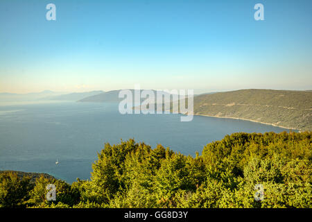 Isola di Cherso, Istria Croazia: Vista a una baia solitaria vicino a Cherso città del sole serale Foto Stock