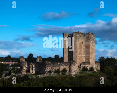 Conisbrough Castle nella luce del mattino, girato da Doncaster Road, il 03 agosto 2016 Foto Stock