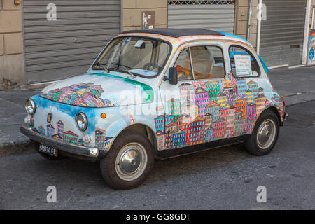 Cinquecento Fiat 500 in street, Genova, Genova, Liguria, Cinque Terre, Italia, Europa, UE Foto Stock