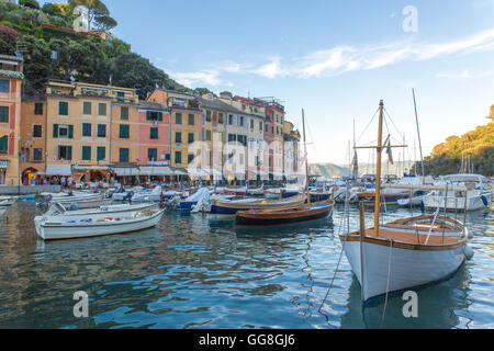 Portofino - una città portuale in Liguria sul mare mediterraneo con molti yacht. Portofino, Il Levante ligure e le Cinque Terre, Italia, Foto Stock