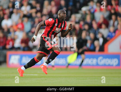 Vitalità Stadium, Bournemouth, Regno Unito. 03 Ago, 2016. La pre stagione amichevole di calcio. AFC Bournemouth rispetto a Valencia. Bournemouth avanti Sebenico Afobe sprint avanti Credito: Azione Sport Plus/Alamy Live News Foto Stock