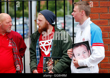 Old Trafford, Manchester, Regno Unito. 03 Ago, 2016. Wayne Rooney Testimonial Partita di calcio. Il Manchester United contro Everton. Una ventola con Wayne Rooney credito maschera: Azione Plus sport/Alamy Live News Foto Stock