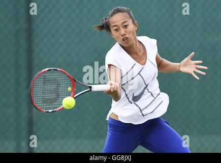 Rio De Janeiro, Brasile. Il 3° agosto 2016. Zhang Shuai della Cina compete durante una sessione di training di tennis a Rio de Janeiro in Brasile, il 3 agosto, 2016. © Liu Jie/Xinhua/Alamy Live News Foto Stock