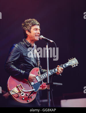 Scarborough, Regno Unito. Il 3 agosto, 2016. Noel Gallagher High flying Birds headline Scarborough Open Air Theatre. Credito: Daniel Easton/Alamy Live News Foto Stock