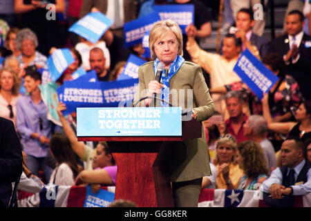 Commerce City, Colorado, Stati Uniti d'America. Il 3 agosto 2016. Candidato presidenziale democratico Hillary Clinton affronta i sostenitori di una campagna al rally di Adams Città alta scuola. Colorado è un stato di oscillazione ed è considerato cruciale da entrambe le parti per una elezione presidenziale la vittoria. Credito: Stuart Sipkin/Alamy Live News. Foto Stock