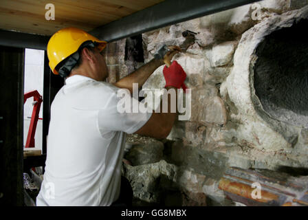 Gerusalemme, Israele. 22 Luglio, 2016. Un lavoratore edile lavora con un martello e uno scalpello sulle pietre della cappella funeraria all interno della chiesa del Santo Sepolcro a Gerusalemme, Israele, 22 luglio 2016. I vecchi, malte più deboli sono scheggiati fuori e sostituiti con quelli nuovi. Questo è il luogo dove Gesù' grave è situato a. Foto: Julia Jaerkel/dpa/Alamy Live News Foto Stock