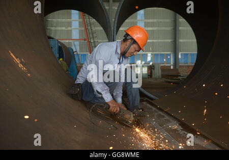 Dacca in Bangladesh. Il 9 agosto, 2016. Un lavoratore lavora presso il cantiere per la costruzione del ponte Padma nella periferia di Dacca, capitale del Bangladesh, e il Agosto 9, 2016. Nel giugno 2014, il governo del Bangladesh aggiudicato la Cina grande ponte Engineering Company Limited a 1,55 miliardi di euro-dollaro USA il contratto per costruire strutture di nucleo del Padma bridge project che deve essere completato in quattro anni. Credito: Shariful Islam/Xinhua/Alamy Live News Foto Stock