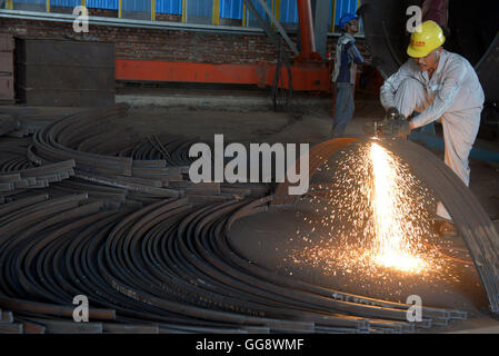 Dacca in Bangladesh. Il 9 agosto, 2016. Un lavoratore lavora presso il cantiere per la costruzione del ponte Padma nella periferia di Dacca, capitale del Bangladesh, e il Agosto 9, 2016. Nel giugno 2014, il governo del Bangladesh aggiudicato la Cina grande ponte Engineering Company Limited a 1,55 miliardi di euro-dollaro USA il contratto per costruire strutture di nucleo del Padma bridge project che deve essere completato in quattro anni. Credito: Shariful Islam/Xinhua/Alamy Live News Foto Stock