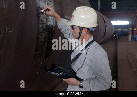 Dacca in Bangladesh. Il 9 agosto, 2016. Un lavoratore lavora presso il cantiere per la costruzione del ponte Padma nella periferia di Dacca, capitale del Bangladesh, e il Agosto 9, 2016. Nel giugno 2014, il governo del Bangladesh aggiudicato la Cina grande ponte Engineering Company Limited a 1,55 miliardi di euro-dollaro USA il contratto per costruire strutture di nucleo del Padma bridge project che deve essere completato in quattro anni. Credito: Shariful Islam/Xinhua/Alamy Live News Foto Stock