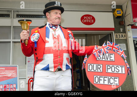 Dimostrazione di 'John Bull' contro la proposta di chiusura di una corona Post Office in HArborne High Street, Birmingham Foto Stock