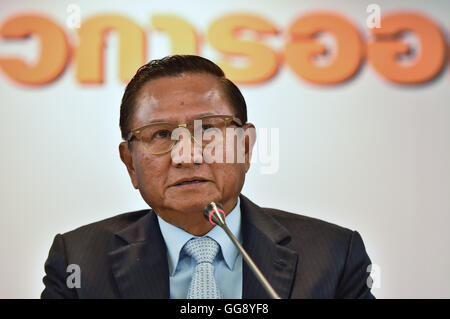 Bangkok, Tailandia. 10 Ago, 2016. Thailandia Elezione del presidente della Commissione Supachai Somcharoen risolve una conferenza stampa a Bangkok, Thailandia, il 10 agosto 2016. Thailandia la Commissione elettorale ha detto Mercoledì un progetto di Costituzione è stato approvato nel paese di seconda mai referendum nazionali, come percentuale di 61.35 e 58.07% di Thais votato "Sì" per la nuova carta e un ulteriore domanda, rispettivamente. Credito: Li Mangmang/Xinhua/Alamy Live News Foto Stock