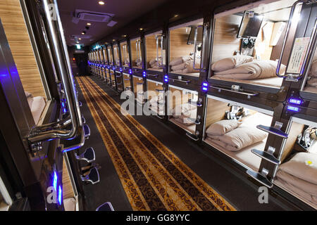 Anshin Oyado capsula luxury hotel si trova a 3 minuti della trafficata Shinjuku Station su Agosto 7, 2016, Tokyo, Giappone. Il nuovo assumere il tradizionale giapponese capsule hotel offre maggiore capsule, artificiale gratuita hot springs & sauna di nebbia, internet cafè e connessione wifi. Questo hotel è solo maschio e prezzi a partire da 5480 yen (54USD). L'albergo dispone di 256 capsule è dotato di allarme antincendio, aria condizionata, tablet PC e TV a schermo piatto. Aree pubbliche come il hot springs bagno, lavanderia a gettoni, negozio di abbigliamento e di snack e bevande distributori automatici sono aperti 24 ore. Sito web dell'hotel è nella lombata Foto Stock