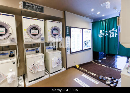 Anshin Oyado capsula luxury hotel si trova a 3 minuti della trafficata Shinjuku Station su Agosto 7, 2016, Tokyo, Giappone. Il nuovo assumere il tradizionale giapponese capsule hotel offre maggiore capsule, artificiale gratuita hot springs & sauna di nebbia, internet cafè e connessione wifi. Questo hotel è solo maschio e prezzi a partire da 5480 yen (54USD). L'albergo dispone di 256 capsule è dotato di allarme antincendio, aria condizionata, tablet PC e TV a schermo piatto. Aree pubbliche come il hot springs bagno, lavanderia a gettoni, negozio di abbigliamento e di snack e bevande distributori automatici sono aperti 24 ore. Sito web dell'hotel è nella lombata Foto Stock