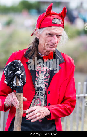 Broadstairs Settimana della Musica Folk Festival. L'uomo vestito di rosso e trattenere personale, come il diavolo in inglese antico Mummers moralità medievale giocare. Foto Stock