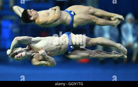 Rio de Janeiro, Brasile. 10 Ago, 2016. Chris Mears e Jack Laugher di Gran Bretagna eseguire durante l'uomo sincronizzato 3m Springboard Finale del Rio 2016 Giochi Olimpici Diving eventi al Maria Lenk Aquatics Centre nel Parco Olimpico di Rio de Janeiro, Brasile, 10 agosto 2016. Foto: Felix Kaestle/dpa/Alamy Live News Foto Stock