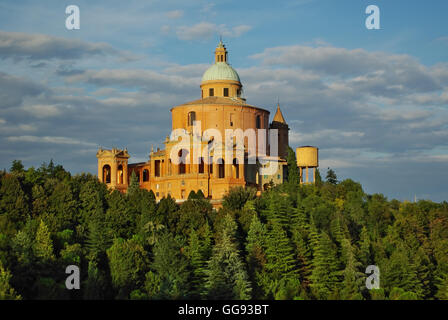 BOLOGNA,IT - circa giugno 2012 - Vista di S.Luca chiesa sulle colline vicino a Bologna, circa nel giugno 2012. Foto Stock