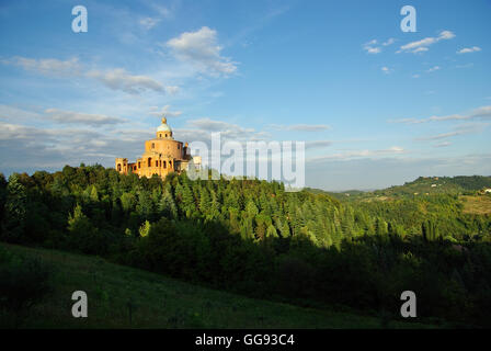 BOLOGNA,IT - circa giugno 2012 - Vista di S.Luca chiesa sulle colline vicino a Bologna, circa nel giugno 2012. Foto Stock